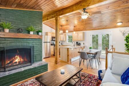 Harpers Ferry Cabin Hot Tub, Deck, Fire Pit, Wifi エクステリア 写真