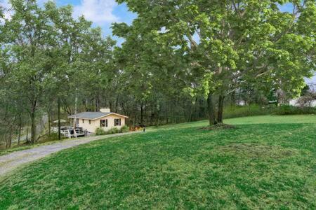Harpers Ferry Cabin Hot Tub, Deck, Fire Pit, Wifi エクステリア 写真