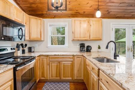 Harpers Ferry Cabin Hot Tub, Deck, Fire Pit, Wifi エクステリア 写真